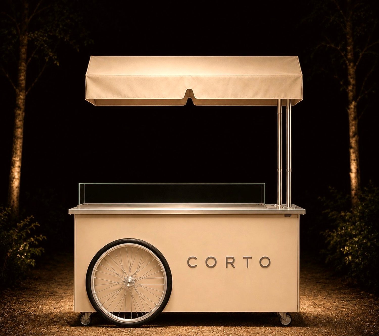 Le chariot CORTO éclairé de nuit, dans un sous-bois.