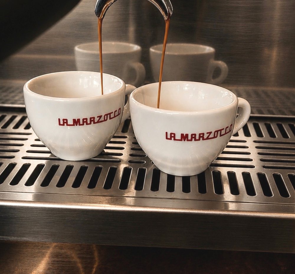 Deux espressos tirés sur une machine La Marzocco.