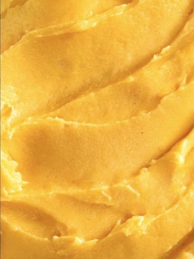 Sorbet à la mangue, texture en gros plan.